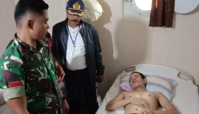 Personil Kodim 0318/Natuna Evakuasi Penumpang KM Sabuk 80 Terjun Kelaut