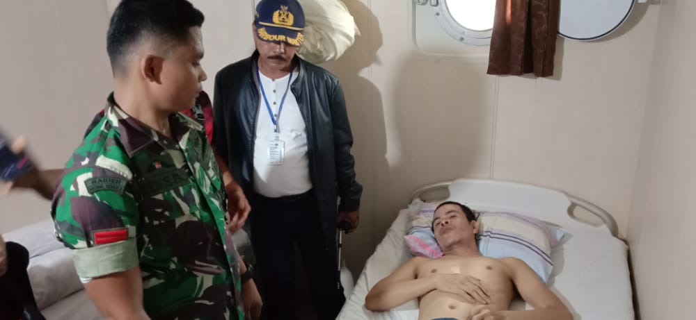Personil Kodim 0318/Natuna Evakuasi Penumpang KM Sabuk 80 Terjun Kelaut