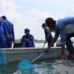 Sat Polair Polresta Tanjungpinang Bersama Masyarakat Bersihkan Laut Dari Sampah