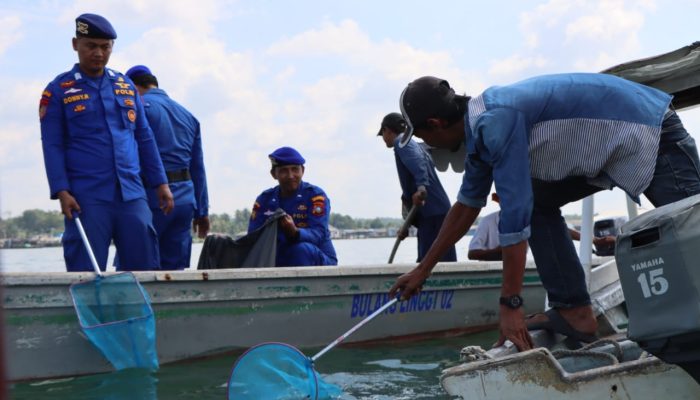 Sat Polair Polresta Tanjungpinang Bersama Masyarakat Bersihkan Laut Dari Sampah