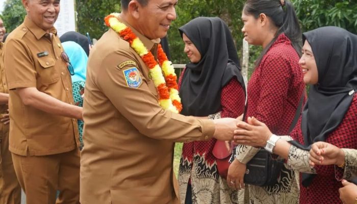 Gubernur Ansar Serahkan Bantuan Pertanian di Kabupaten Natuna