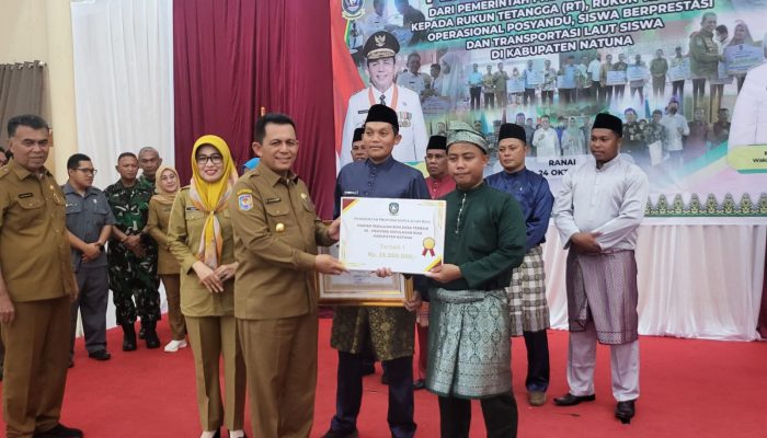 RT/RW, Posyandu, dan Siswa Di Natuna Terima Bantuan Pemprov Kepri