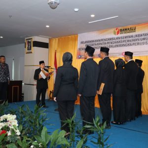 Bawaslu Tanjungpinang Lantik dan Pembekalan Orientasi 12 Panwascam