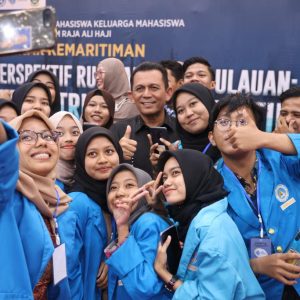Mahasiswa UMRAH Antusias Sambut Gubernur Ansar, Berebut Ingin Bersuafoto