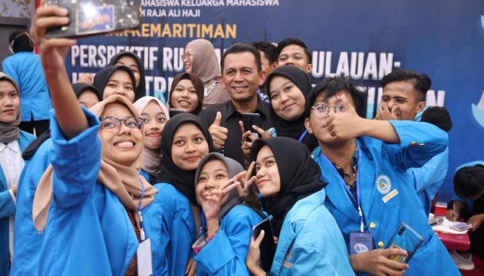 Mahasiswa UMRAH Antusias Sambut Gubernur Ansar, Berebut Ingin Bersuafoto