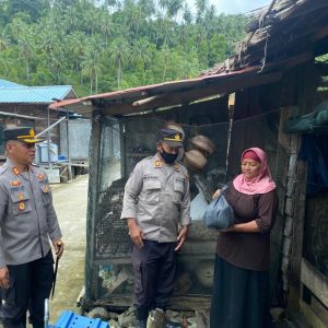 Masyarakat Pesisir Timur Terima Bansos Kapolres Kepulauan Anambas