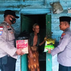 Jumat Berkah, Kapolsek Gunung Kijang Serahkan Paket Sembako Warga Lansia