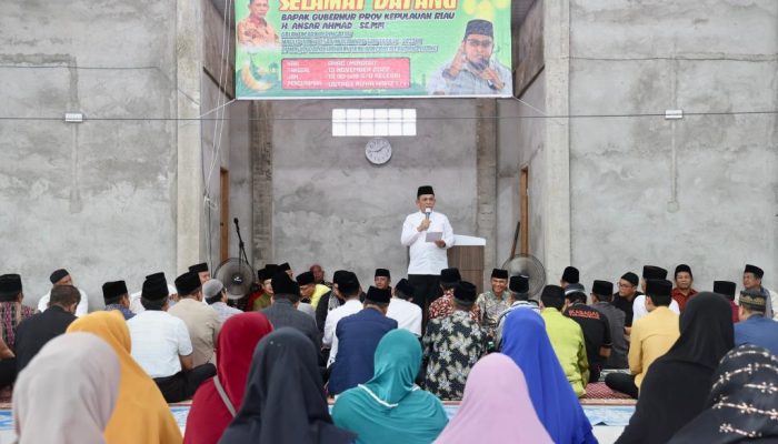 Peringati Maulid Nabi di Masjid Darul Hidayah, Gubernur Ansar Serahkan Rp10 Juta