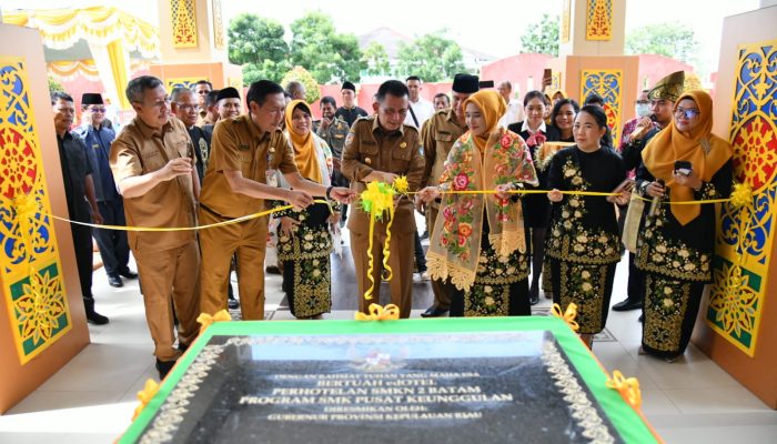 Gubernur Ansar Resmikan Bertuah Edotel di SMKN 2 Batam