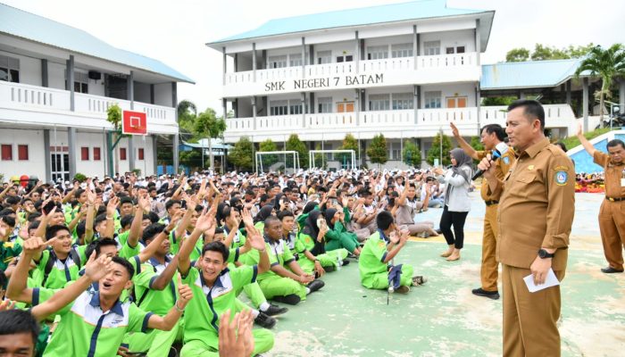 Motivasi Gubernur Ansar Di SMKN 7 :  Belajar Sungguh Sungguh Dan Tekun Kunci Sukses