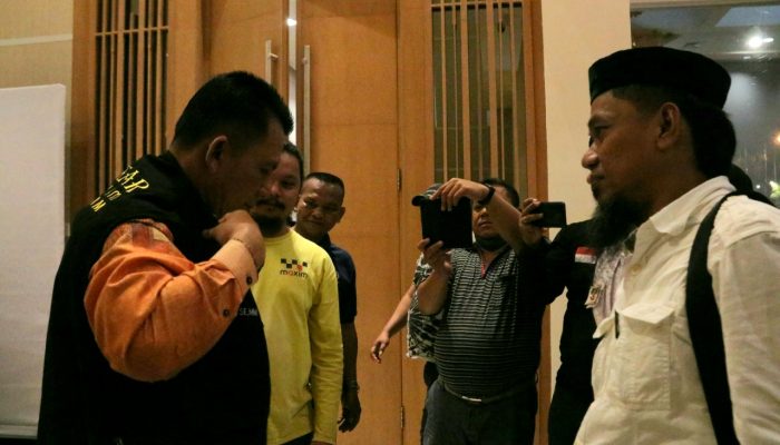 Ansar Ahmad Terima Jaket Kehormatan Dari Ojol Batam