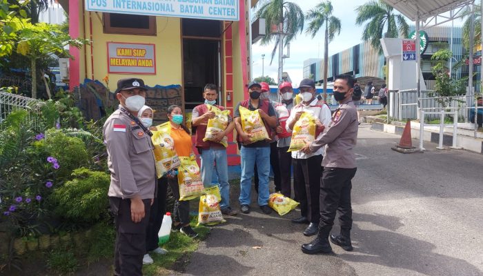Dampak Kenaikan BBM, Polsek Kawasan Pelabuhan Batam Serahkan Bantuan Sembako Untuk Warga
