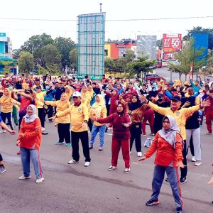 Hari Guru Ke-77, Gubernur  Ansar Lepas Gerak Jalan Santai di KBC Batam