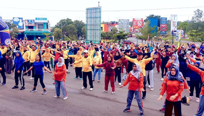 Hari Guru Ke-77, Gubernur  Ansar Lepas Gerak Jalan Santai di KBC Batam