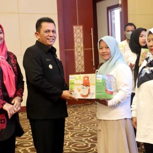Pengukuhan PUSPA Kepri Periode 2022-2025, Gubernur Ansar Serahkan Mixer Dan Oven 