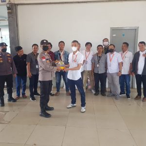 Terdampak Kenaikan BBM, Polsek Kawasan Pelabuhan Serahkan Bansos