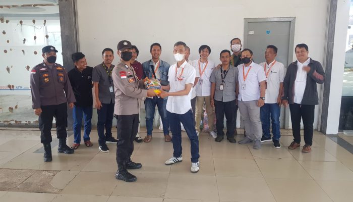 Terdampak Kenaikan BBM, Polsek Kawasan Pelabuhan Serahkan Bansos