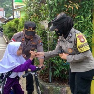 Aksi Simpatik Polsek Siantan, Bagikan Coklat Untuk Anak Pengguna Scutter Listrik