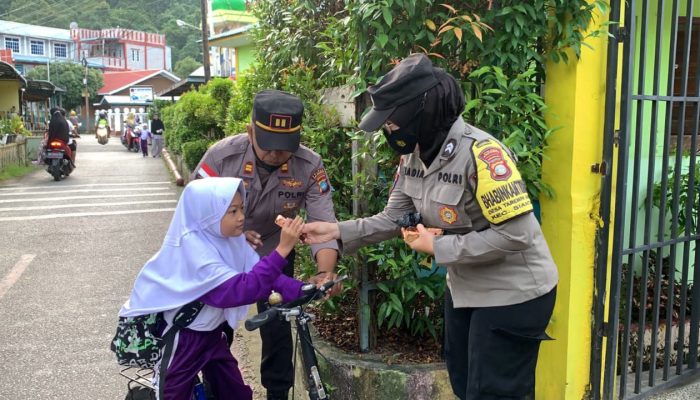 Aksi Simpatik Polsek Siantan, Bagikan Coklat Untuk Anak Pengguna Scutter Listrik