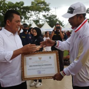 HKN ke-58, Gubernur Ansar Berikan  Penghargaan 7 Tenaga Kesehatan Teladan