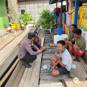 Himbau Warga Vaksinasi Covid-19, Bhabinkamtibmas Polsek Siantan Kunjungi Warga