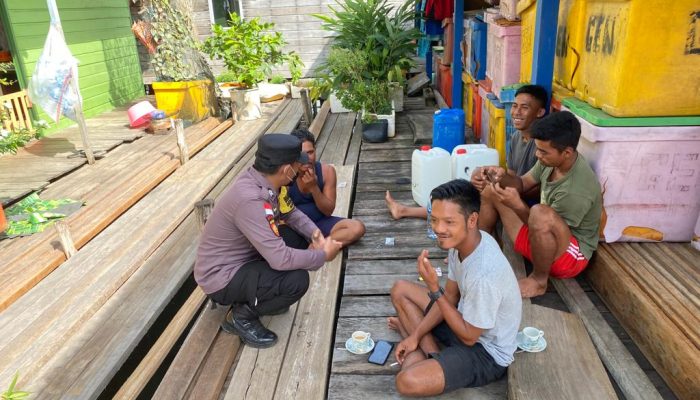 Himbau Warga Vaksinasi Covid-19, Bhabinkamtibmas Polsek Siantan Kunjungi Warga