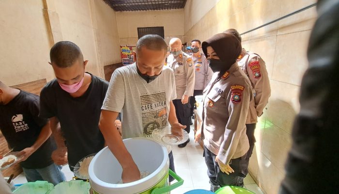 Polresta Tanjungpinang Berikan Makanan Tambahan Untuk Tahanan