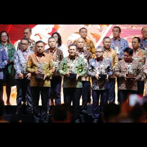 Implementasi QRIS Terbaik se Wilayah Sumatera, Gubernur Ansar Terima Penghargaan BI Awards