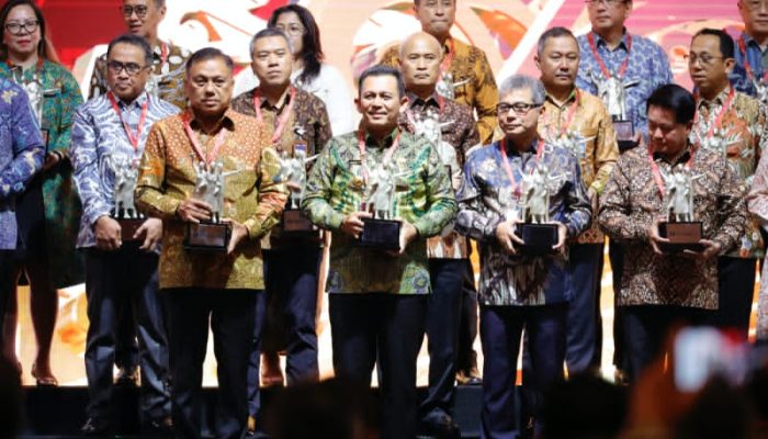 Implementasi QRIS Terbaik se Wilayah Sumatera, Gubernur Ansar Terima Penghargaan BI Awards