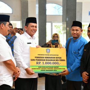 Gubernur Ansar Serahkan  Bantuan Untuk Mubaligh di 5 Kecamatan di Batam