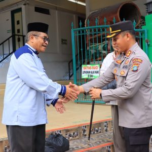 Jumat Berkah, Polres Anambas Bagikan Sembako Untuk Petugas Kebersihan Masjid