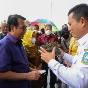 Gubernur Ansar Sambut Kedatangan Ketua Makamah Agung RI di Bandara RHF Tanjungpinang