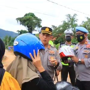 Edukasi Berlalu Lintas, Kapolres Anambas Bagikan Helm Untuk Pengendara