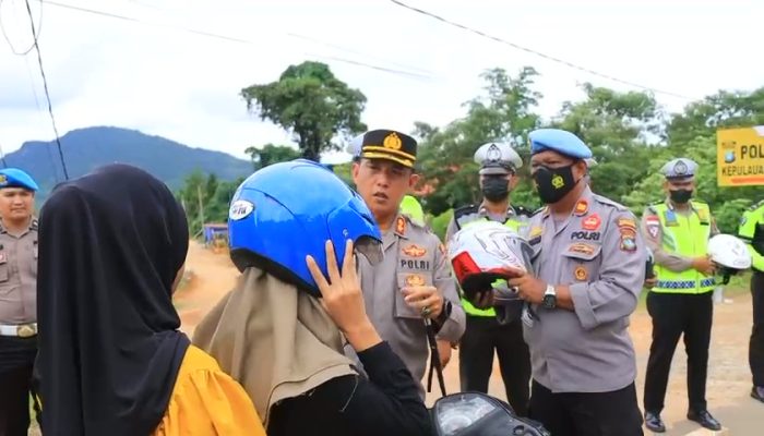 Edukasi Berlalu Lintas, Kapolres Anambas Bagikan Helm Untuk Pengendara