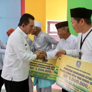 Gubernur Ansar Serahkan Bantuan Kepada 1.441 Mubaligh, Hibah Disperindag dan DKP di Karimun