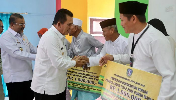 Gubernur Ansar Serahkan Bantuan Kepada 1.441 Mubaligh, Hibah Disperindag dan DKP di Karimun