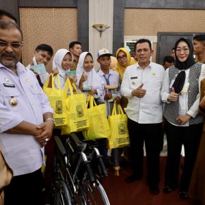 Gubernur Ansar Serahkan Bantuan Mubaligh Tahap Dua, Hibah OPD Dan Ganti Rugi Lahan Bandara RHA Karimun