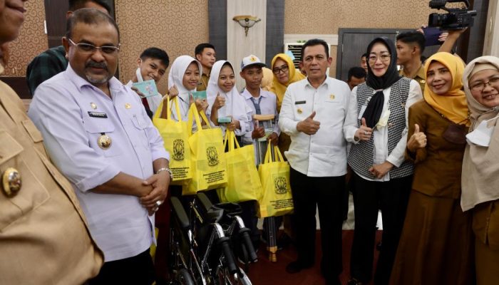 Gubernur Ansar Serahkan Bantuan Mubaligh Tahap Dua, Hibah OPD Dan Ganti Rugi Lahan Bandara RHA Karimun