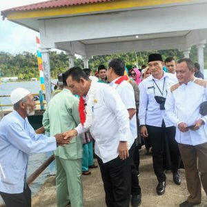 Gubernur Ansar Serahkan Bantuan Mubaligh dan Hibah di Lingga