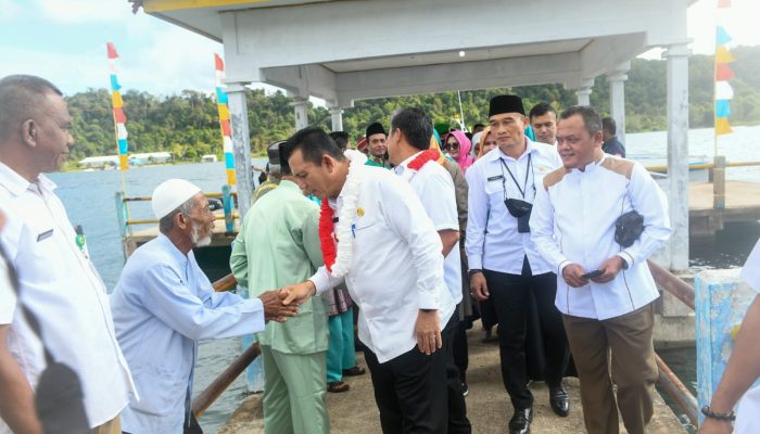 Gubernur Ansar Serahkan Bantuan Mubaligh dan Hibah di Lingga