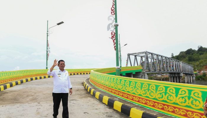 Gubernur Ansar Resmikan Jembatan Anak Emas Desa Marok Tua Di Lingga