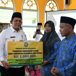 Gubernur Ansar Kembali Serahkan Bantuan Mubaligh di Belakang Padang Batam