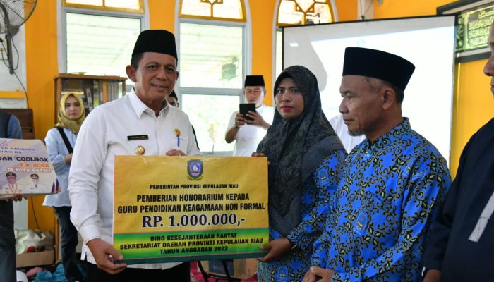 Gubernur Ansar Kembali Serahkan Bantuan Mubaligh di Belakang Padang Batam