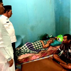 Gubernur Ansar Prihatin dan Ajak Nenek Renta Tinggal di Rumah Bahagia Bintan
