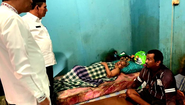 Gubernur Ansar Prihatin dan Ajak Nenek Renta Tinggal di Rumah Bahagia Bintan