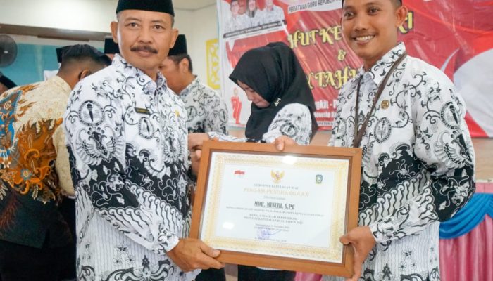 Pemprov Kepri Berikan Penghargaan Guru, Kasek Dan Pengawas Sekolah Berdedikasi