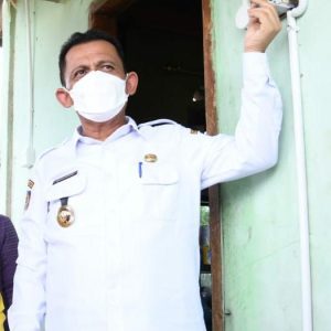 Gubernur Ansar Serahkan Bantuan Instalasi Listrik Dan CSR Di Pulau Galang Batam