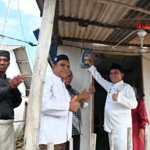 212 Rumah Warga Kurang Mampu Di Batam Terima Bantuan Pasang Baru Listrik 
