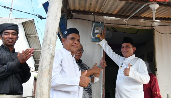 212 Rumah Warga Kurang Mampu Di Batam Terima Bantuan Pasang Baru Listrik 