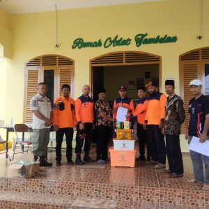 Sekdaprov Kepri Serahkan Bantuan Dari Pemprov Kepri Untuk Korban Banjir di Natuna
